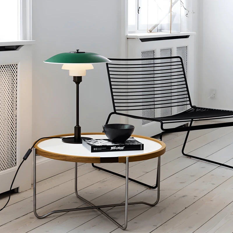 Lampe de bureau vintage champignon verte sur une table basse de lecture