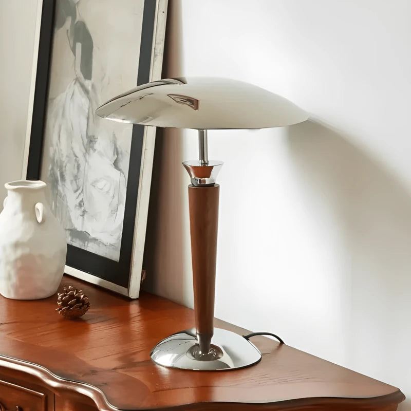 Lampe de Bureau Vintage Bois & Chrome au-dessus d'un ancien bureau en bois