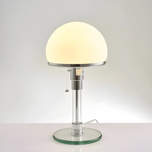 Lampe de Bureau Vintage Chromée en Verre sur bureau et fond blanc