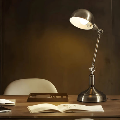 Lampe de bureau vintage classique en argent qui éclaire un livre