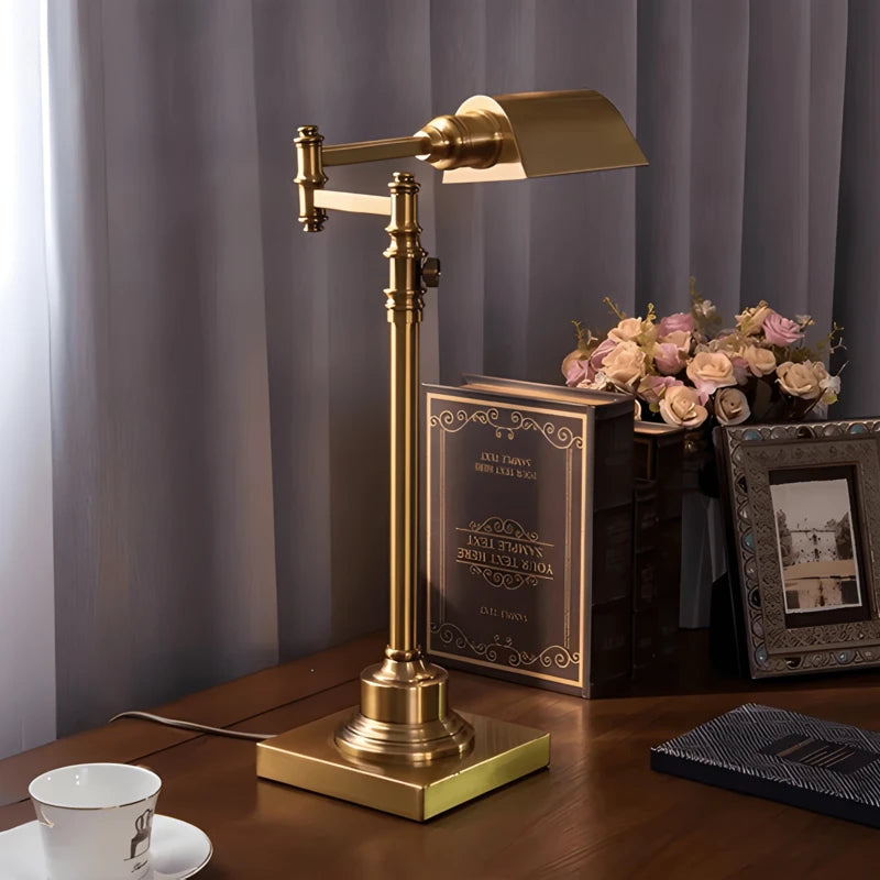 Lampe de bureau vintage cuivrée rectangle sur un bureau en bois foncé
