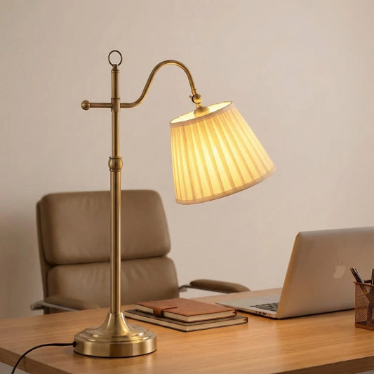 Lampe de bureau vintage américain sur un bureau en bois 