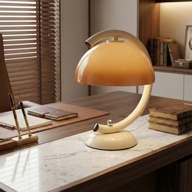 Lampe de Bureau Vintage Champignon Années 60 configurée sur un bureau en marbre blanc