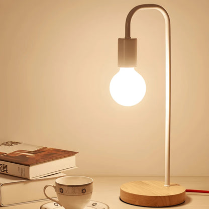 Lampe de bureau vintage Edison blanche posée sur un bureau en bois