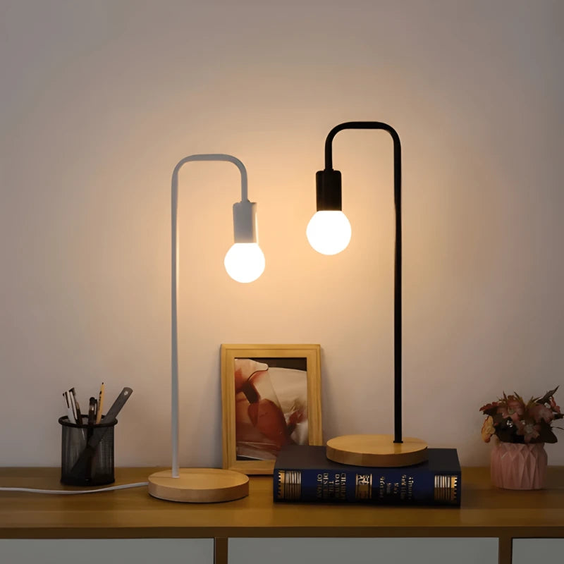 Lampe de bureau vintage Edison installée sur un bureau minimaliste