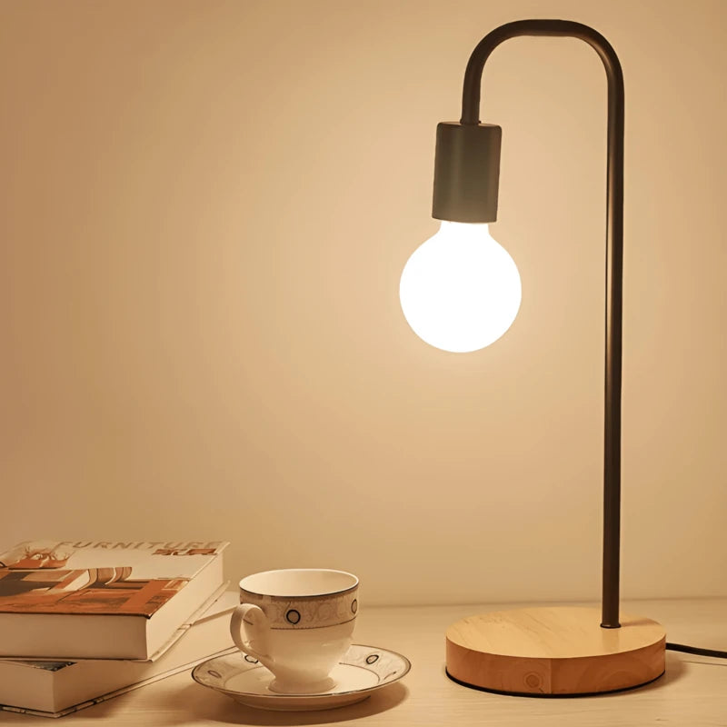 Lampe de bureau vintage Edison noire qui éclaire un bureau en bois clair