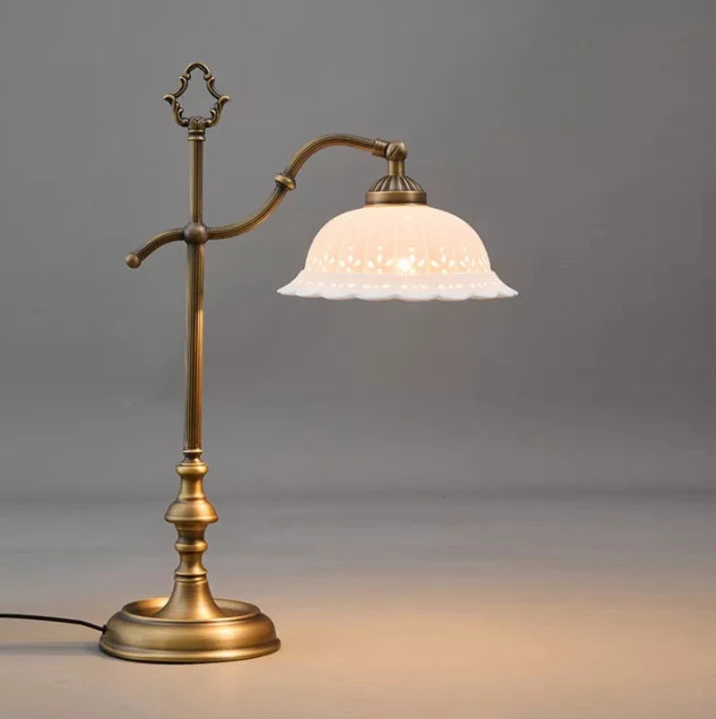 Lampe de Bureau Vintage Élégance Dorée au-dessus d'un bureau et fond gris