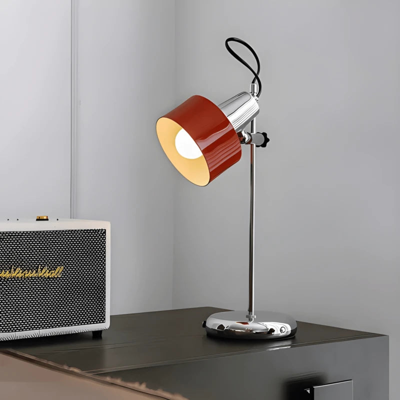 Lampe de Bureau Vintage Élégante rouge au-dessus d'une commode noire
