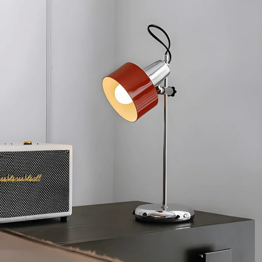 Lampe de Bureau Vintage Élégante rouge au-dessus d'une commode noire