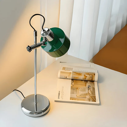 Lampe de Bureau Vintage Élégante verte sur un espace de lecture blanc