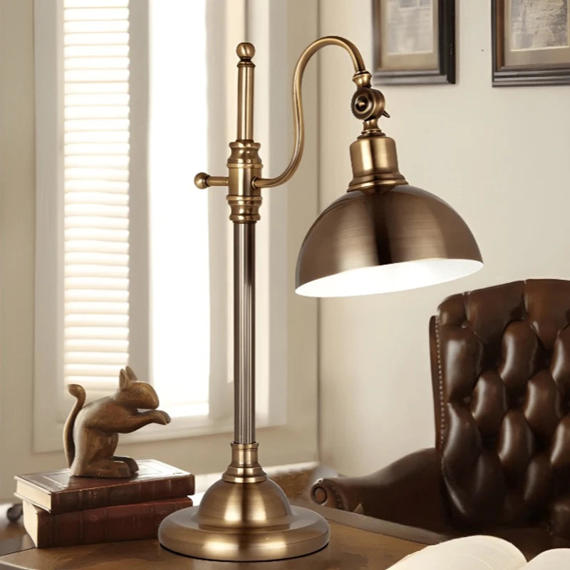 Lampe de bureau vintage en laiton placée sur un bureau rétro marron 