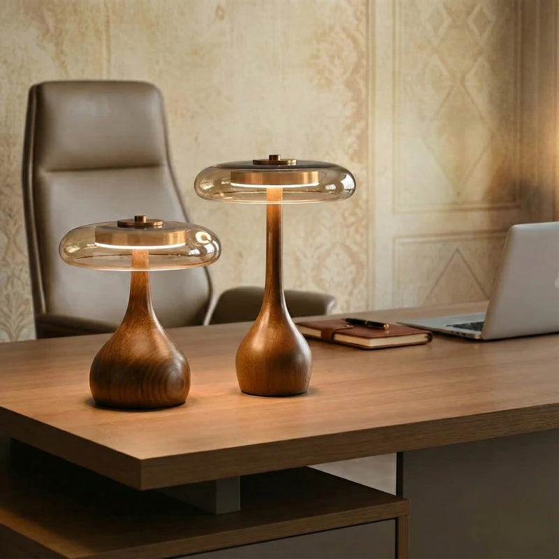 Les deux formats de la Lampe de Bureau Vintage Verre & Bois sur un espace de travail