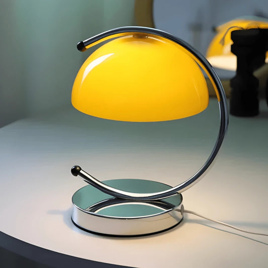 Lampe de bureau vintage en verre sur un espace de travail blanc