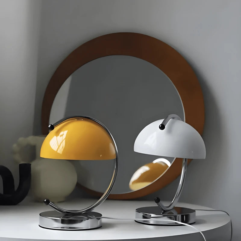Lampe de bureau vintage en verre jaune et blanche sur un bureau blanc