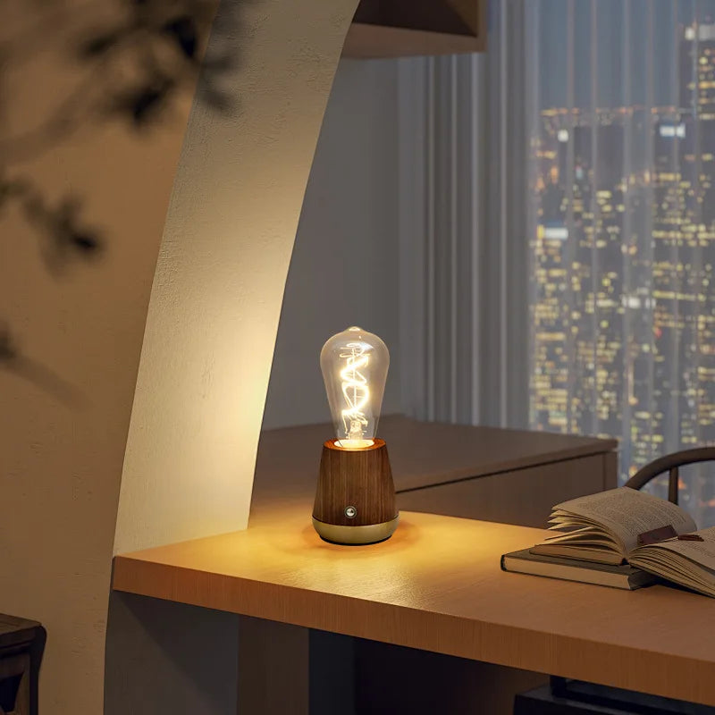 Lampe de Bureau Vintage Industrielle en Bois au-dessus d'un bureau sophistiqué en bois