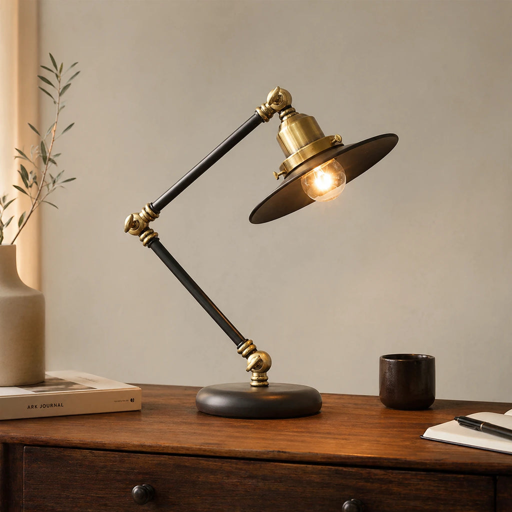 Lampe de bureau vintage en laiton noir, élégance intemporelle pour un espace raffiné