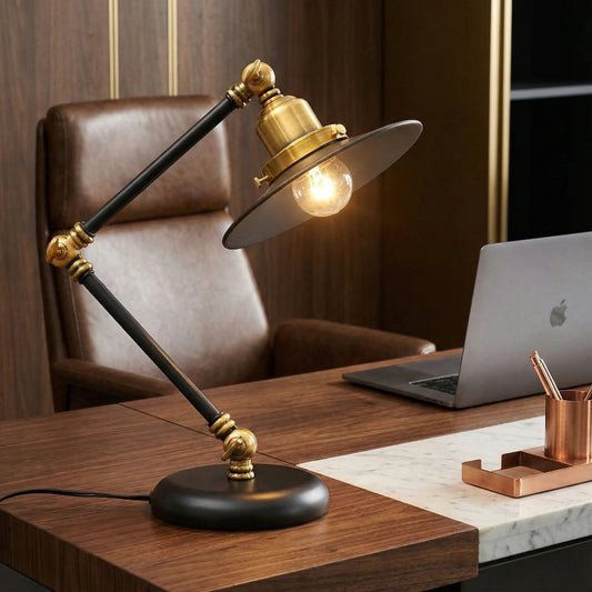 Lampe de Bureau Vintage Laiton Noir Héritage sur un bureau en bois