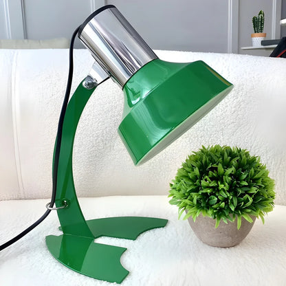 Lampe de bureau vintage métal verte au premier plan d'une chambre