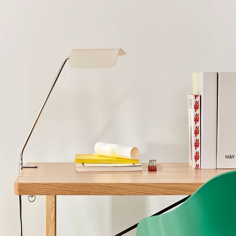Lampe de Bureau Vintage à Pince blanche configurée sur un espace de travail en bois