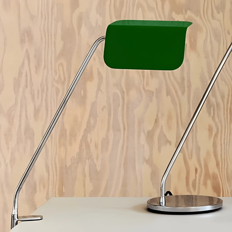 Lampe de Bureau Vintage à Pince verte sur un bureau blanc