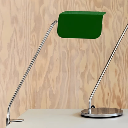 Lampe de Bureau Vintage à Pince verte sur un bureau blanc