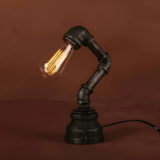 Lampe de bureau vintage tuyau Edison sur un fond rouge