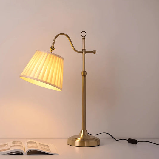 Lampe de bureau vintage américain sur un bureau de lecture sobre