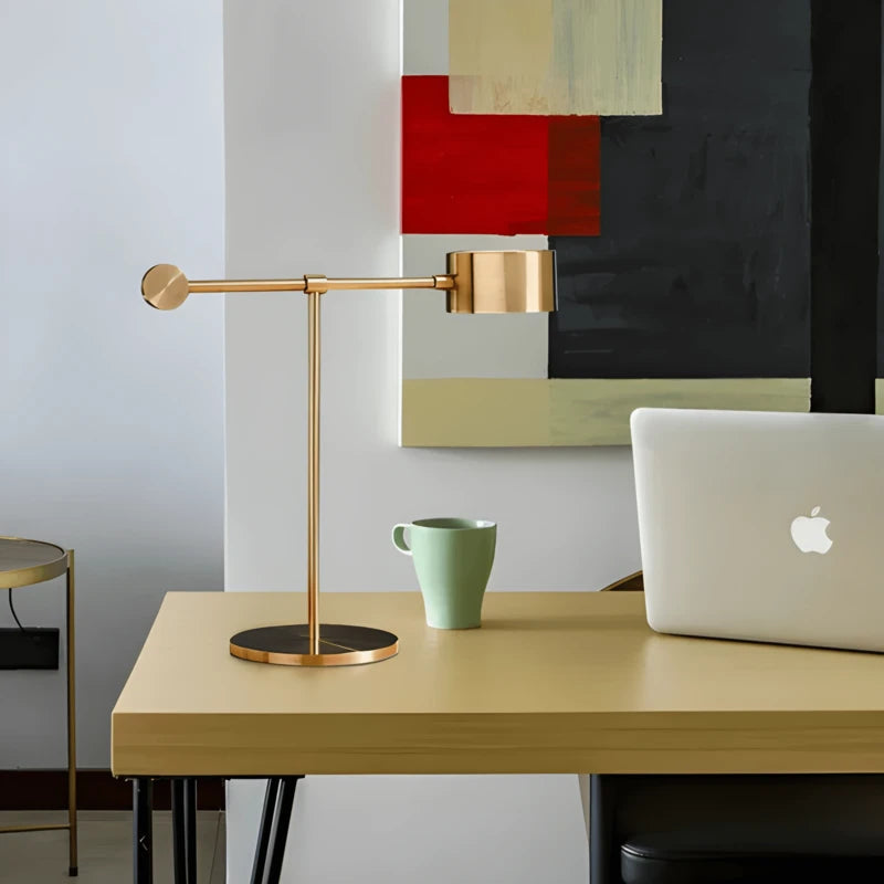 Lampe dorée en forme de T sur un bureau