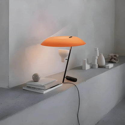 Lampe vintage orange sur un support en pierre