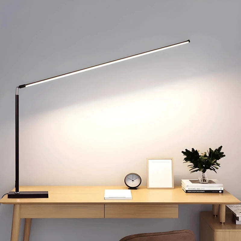Lampe de bureau LED sur un bureau beige