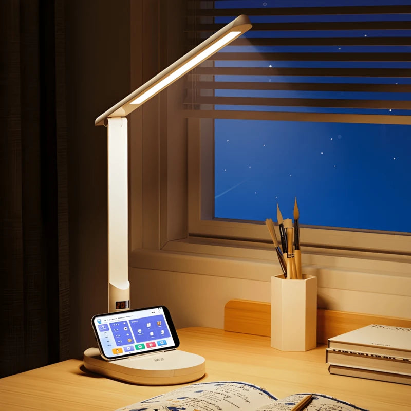 Lampe de bureau LED compacte au-dessus d'un bureau en bois clair