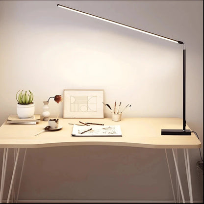 lampe de bureau fine noire sur un bureau beige