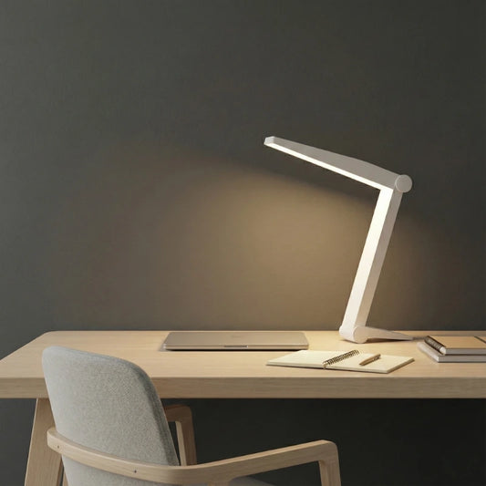 Lampe de Bureau LED Lecture sur un bureau en bois clair