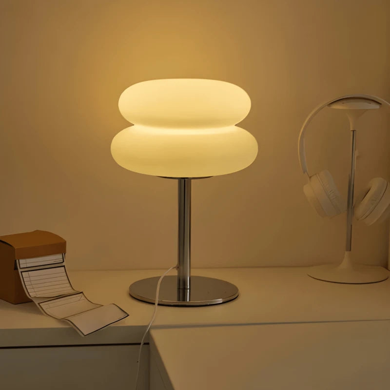 Lampe de bureau LED macaron sur un bureau en angle blanc