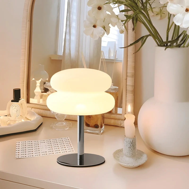 Lampe de bureau LED macaron placée sur un bureau