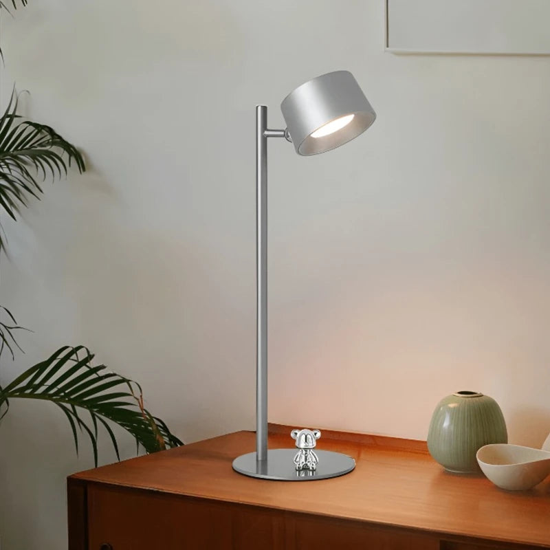 Lampe de bureau led moderne grise sur un bureau en bois marron clair