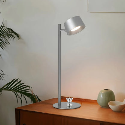 Lampe de bureau led moderne grise sur un bureau en bois marron clair