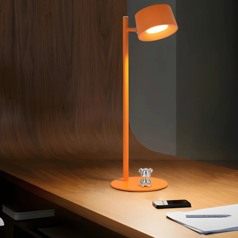 Lampe de bureau moderne orange sur un large bureau en bois