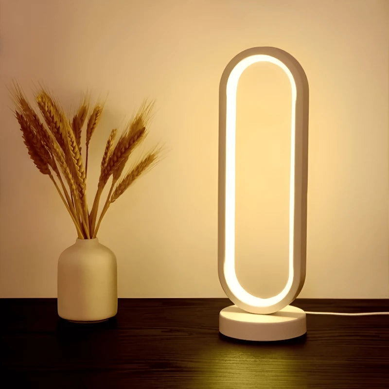 Lampe de bureau ovale LED sur un bureau en bois