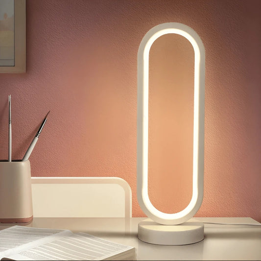 Une lampe de bureau ovale led sur un. bureau blanc