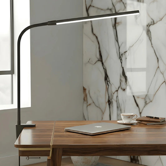 Lampe de Bureau LED à Pince Fine posée sur un bureau en bois clair