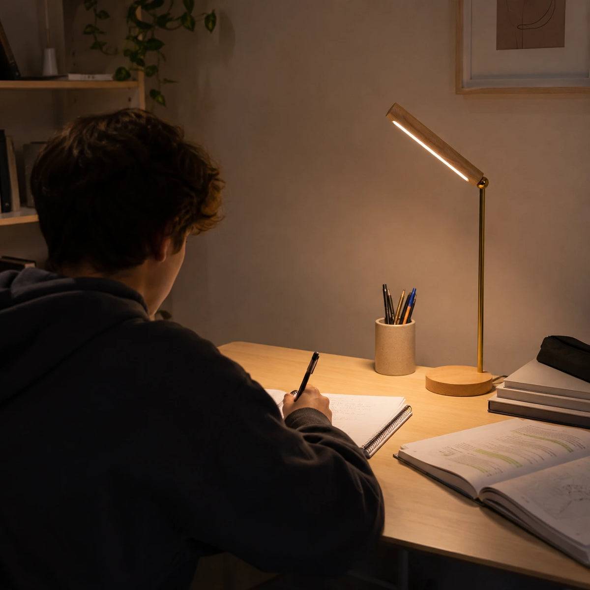 Lampe LED rotative en bois clair pour espace de travail minimaliste