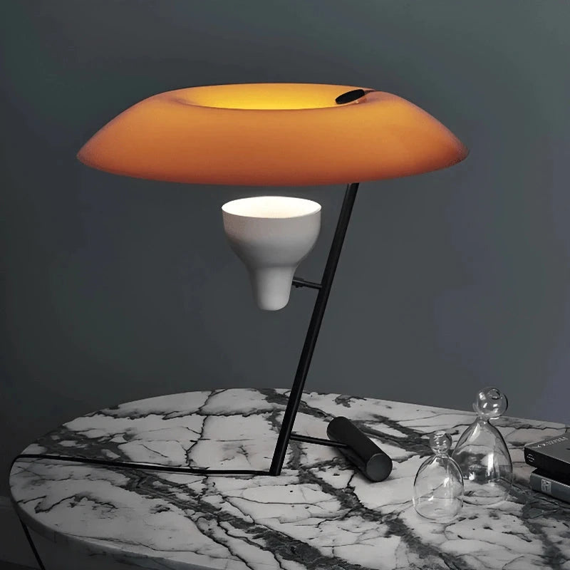 Lampe orange vintage sur un bureau en marbre