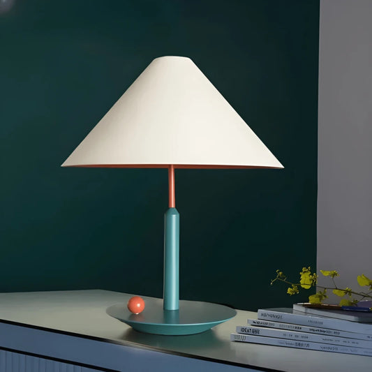 Lampe de bureau design scandinave conique sur un meuble design