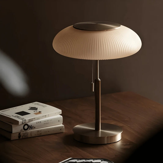 Lampe en verre design nordique sur bureau en bois