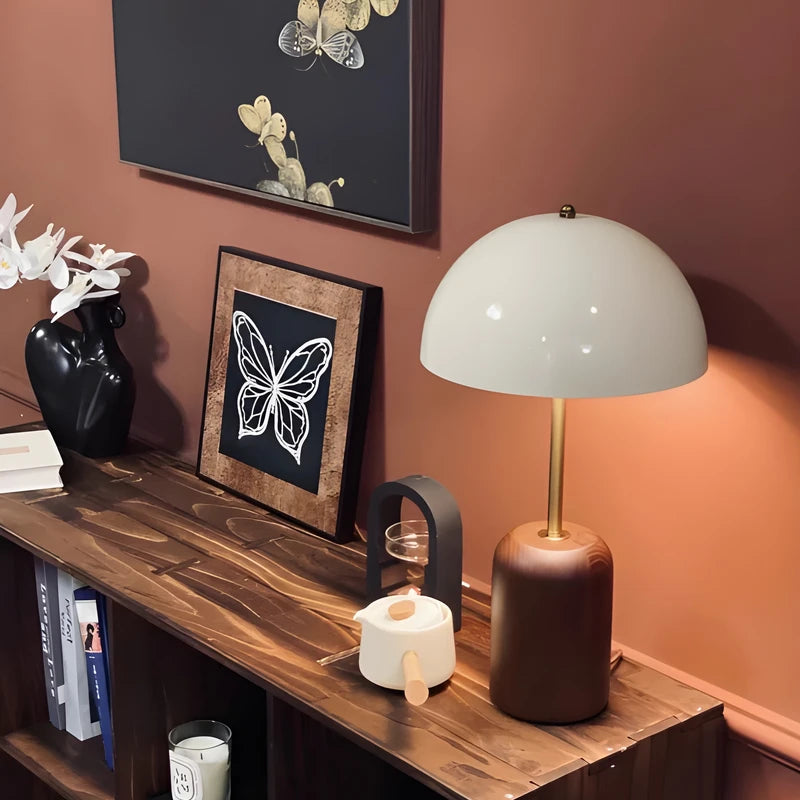 Lampe de Bureau Vintage Bois Massif au-dessus d'un comptoir en bois