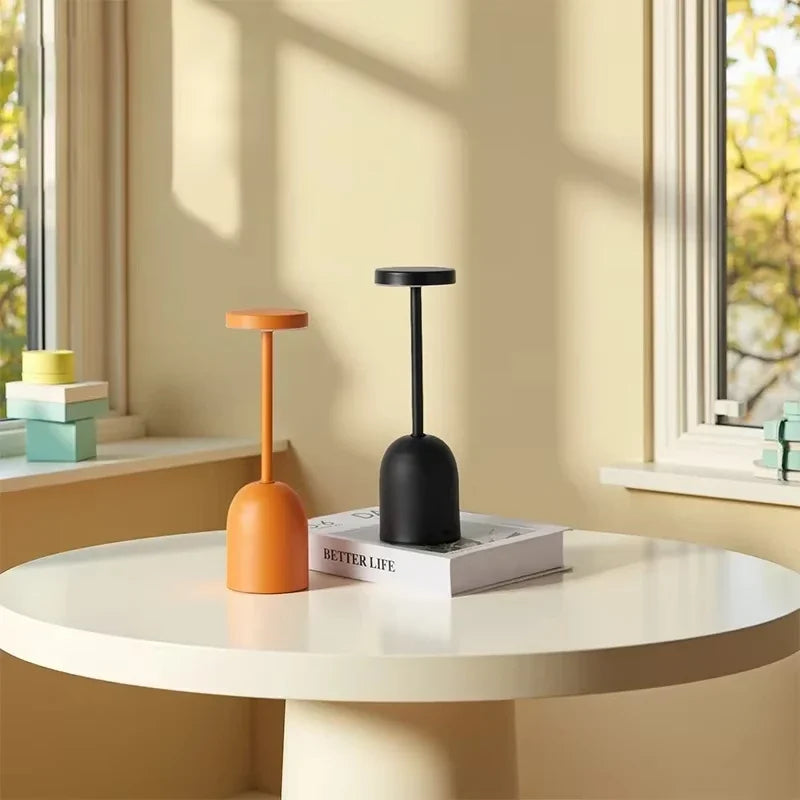 Lampe de Bureau LED à Intensité Variable noire et blanc sur une table ronde