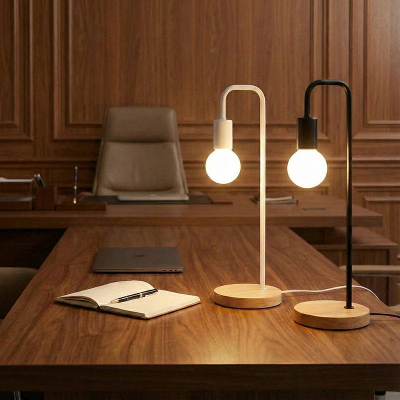 Lampe de Bureau Vintage Edison boir et blanc sur un espace de travail en bois massif