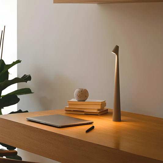 Petite lampe de bureau LED posée sur un bureau moderne en bois